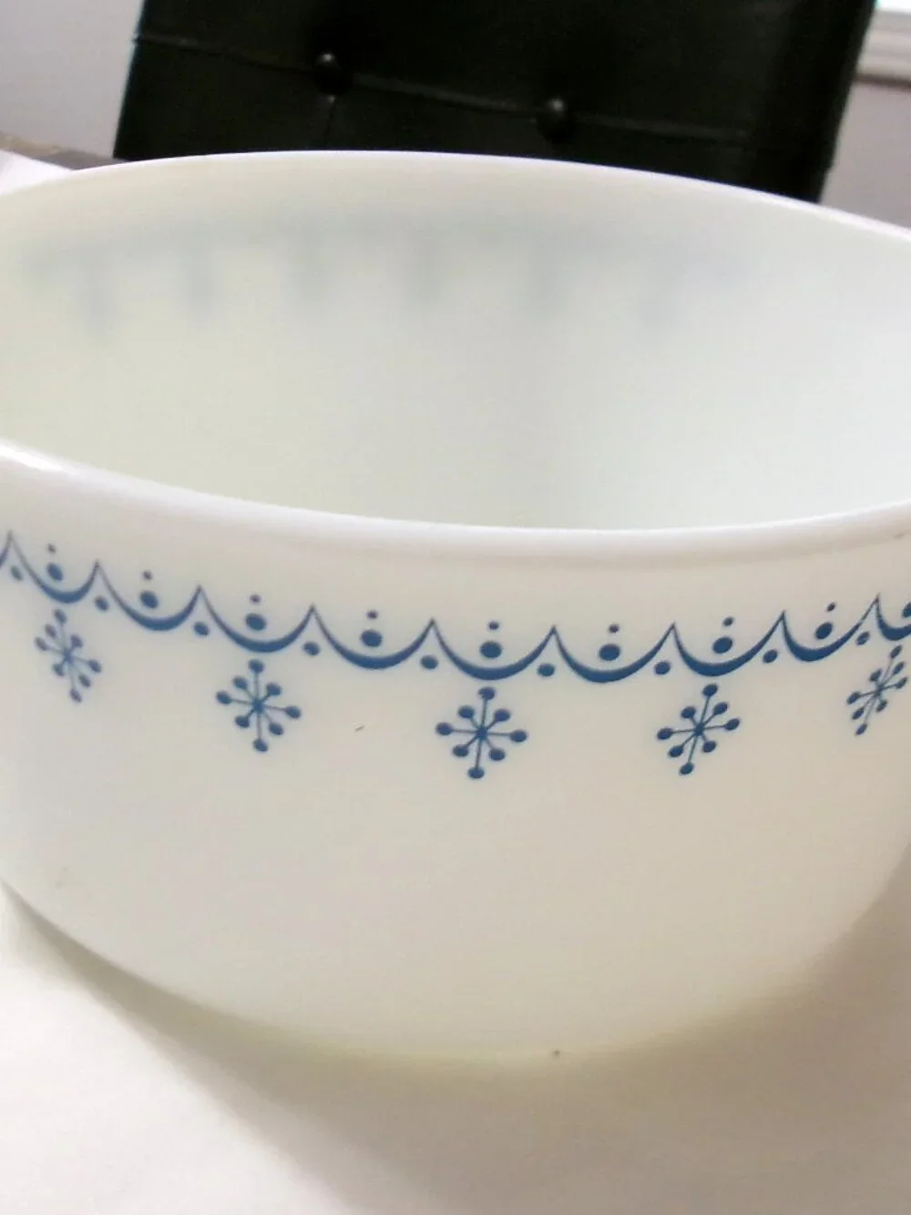 Pyrex 474-B No Lid Garland Snowflake 1 1/2 Quart Casserole White Blue